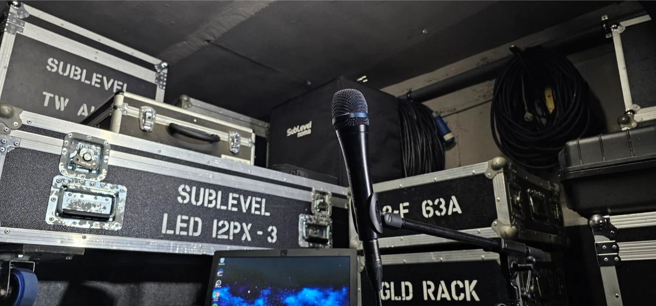 Audio podkāsta studijas aprīkojums ar redzamu mikrofonu Rīgā