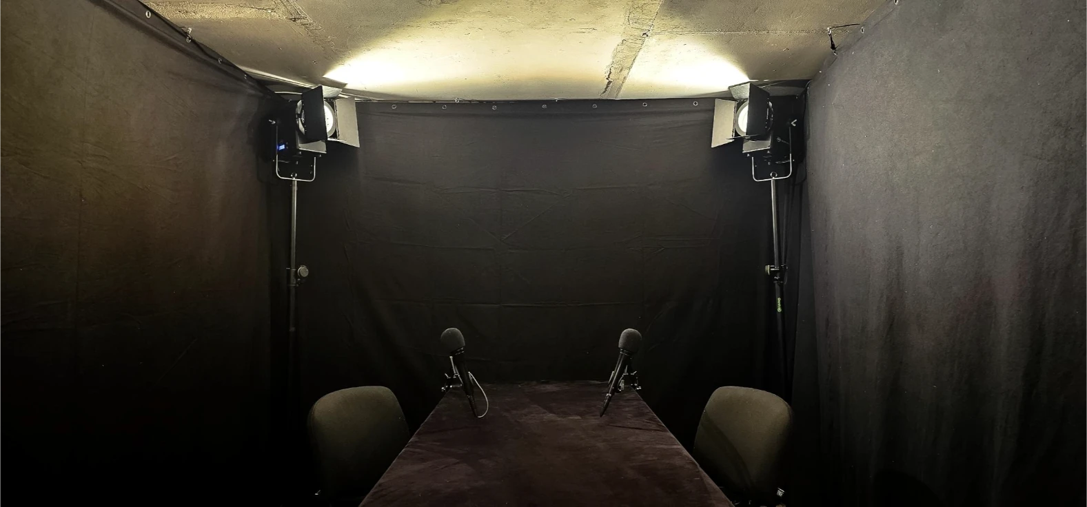 Melns fons podkāsta studijā