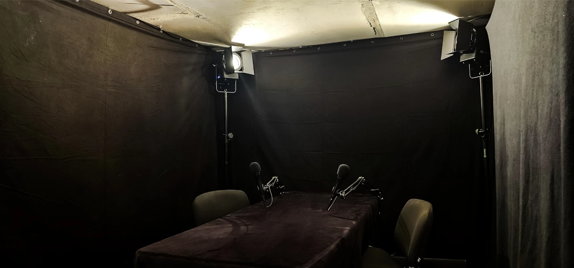 Melna drapērija video fonā